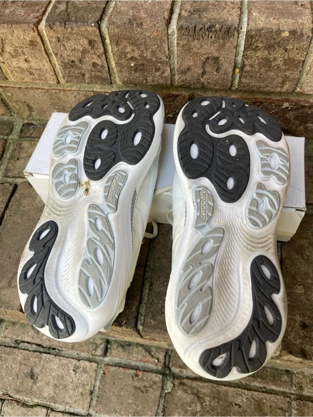 Brooks Adrenaline GTS 25 Women’s 10 White Silver Running Shoes No Insoles